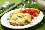 Отбивные из свинины с ананасами и сыром на сковороде