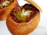 Яичница с колбасой и сыром в булочке на завтрак