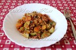 Зеленая чечевица, тушеная в томатном соусе с овощами