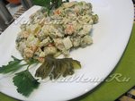 Салат "Оливье" с курицей и солеными огурцами