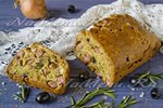 Пирог на завтрак (с маслинами, сосисками и розмарином)