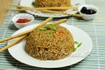 Куриное филе с рисом, соевым соусом и овощами