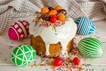 Кулич с белковой глазурью на перепелиных яйцах