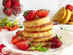 Пышные дрожжевые оладьи с клубникой