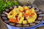 Жаркое в горшочках с курицей и картошкой