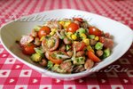 Мексиканский салат с фасолью, авокадо и кукурузой