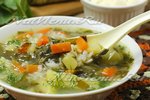 Зеленые щи с рисом, щавелем и шпинатом