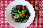 Черные спагетти со стручковой фасолью, тунцом и помидорами черри