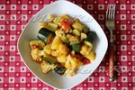 Пряный картофель, тушеный с цветной капустой и цукини