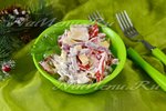 Салат с копченой колбасой, помидорами и сыром