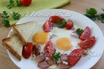 Яичница с помидорами и ветчиной на завтрак