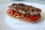 Бутерброды с овощами и свининой на гриле
