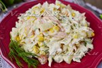 Салат с крабовыми палочками, кукурузой и  капустой