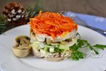 Салат "Восторг" с курицей, свежим огурцом и шампиньонами