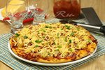 Пицца с курицей, ветчиной и ананасами