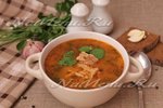 Рассольник со свининой, перловкой и солеными огурцами