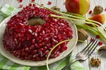 Салат "Гранатовый браслет" с копченой курицей