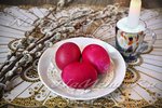 Как покрасить яйца свеклой