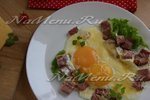 Яичница-глазунья с сыром и ветчиной