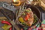 Простой рецепт сочной свинины в духовке