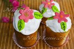 Куличи в бумажной форме на воде