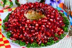 Салат "Гранатовый браслет" с курицей, черносливом и грецким орехом
