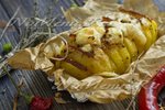 Картошка-гармошка с беконом и сыром в духовке