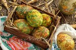 Мраморные яйца в луковой шелухе и зелёнке