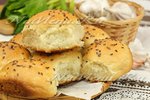 Дрожжевые чесночные булочки с семенами льна