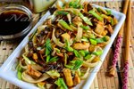 Лапша удон с курицей и овощами в соусе терияки
