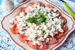 Салат из помидор с брынзой и чесночной заправкой