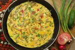 Стручковая фасоль с яйцом, помидорами и луком