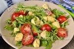 Салат с рукколой, черри и моцареллой