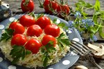 Салат «Красная шапочка» с помидорами черри