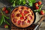 Шарлотка с клубникой
