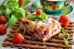 Пирог с клубникой и творогом