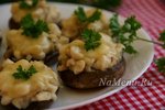Фаршированные шампиньоны в духовке с сыром и курицей