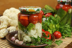 Ассорти с цветной капустой, огурцами и помидорами