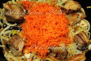 к мясу и луку добавляем морковь