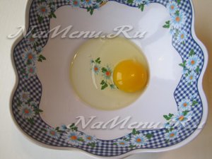 куринео яйцо вбиваем в миску